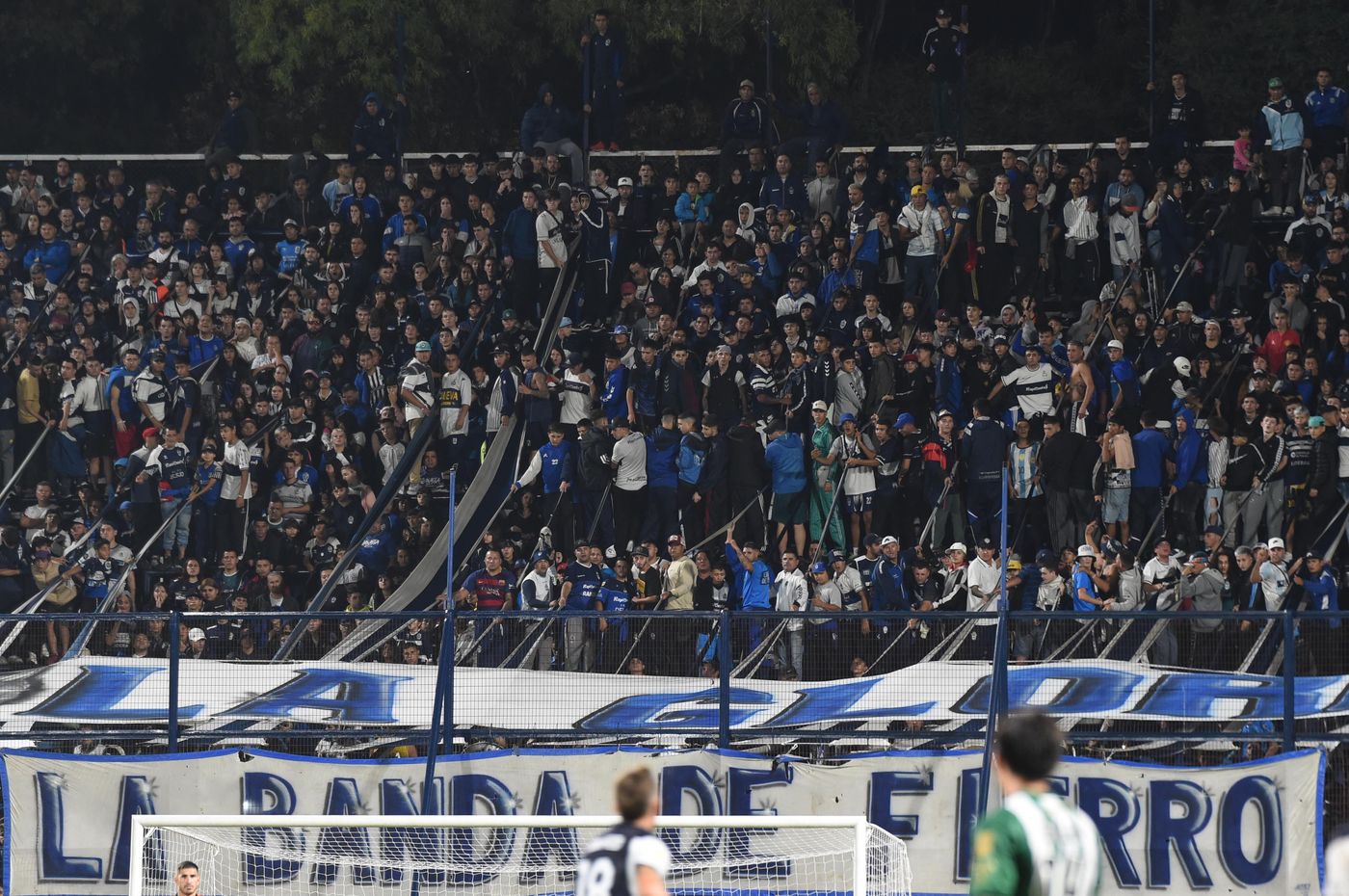 Gimnasia Banfield Hinchada 2.JPG
