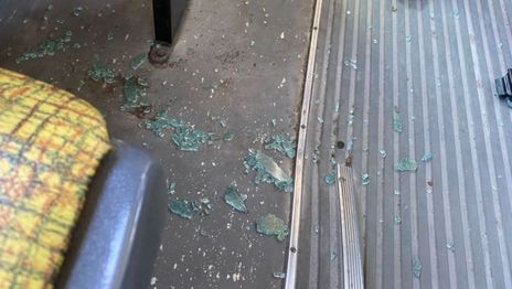 Alarma en La Plata: autos, micros y transportes escolares en la mira de los tirapiedras