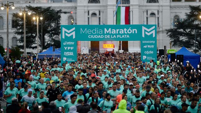 llego el dia y mas de 3.000 atletas corren la media maraton la plata