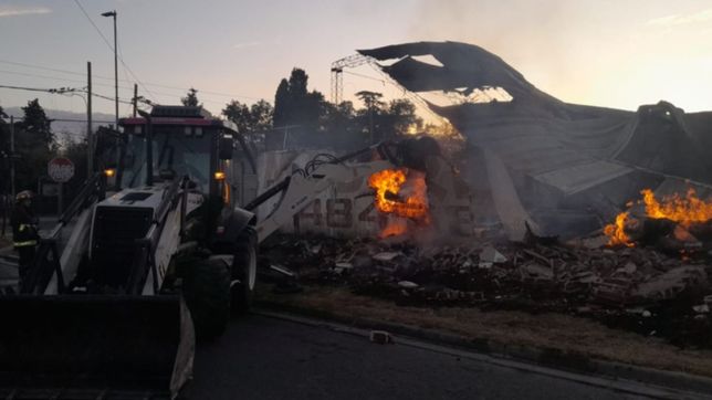asi quedo el enorme galpon de la maderera que se incendio en la plata