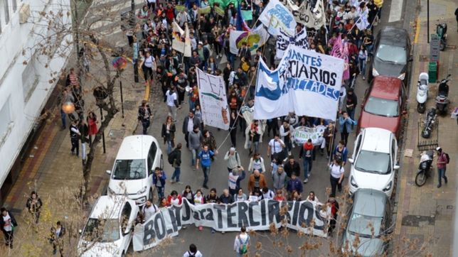 terciarios, universitarios y docentes marcharon en el centro por el boleto estudiantil
