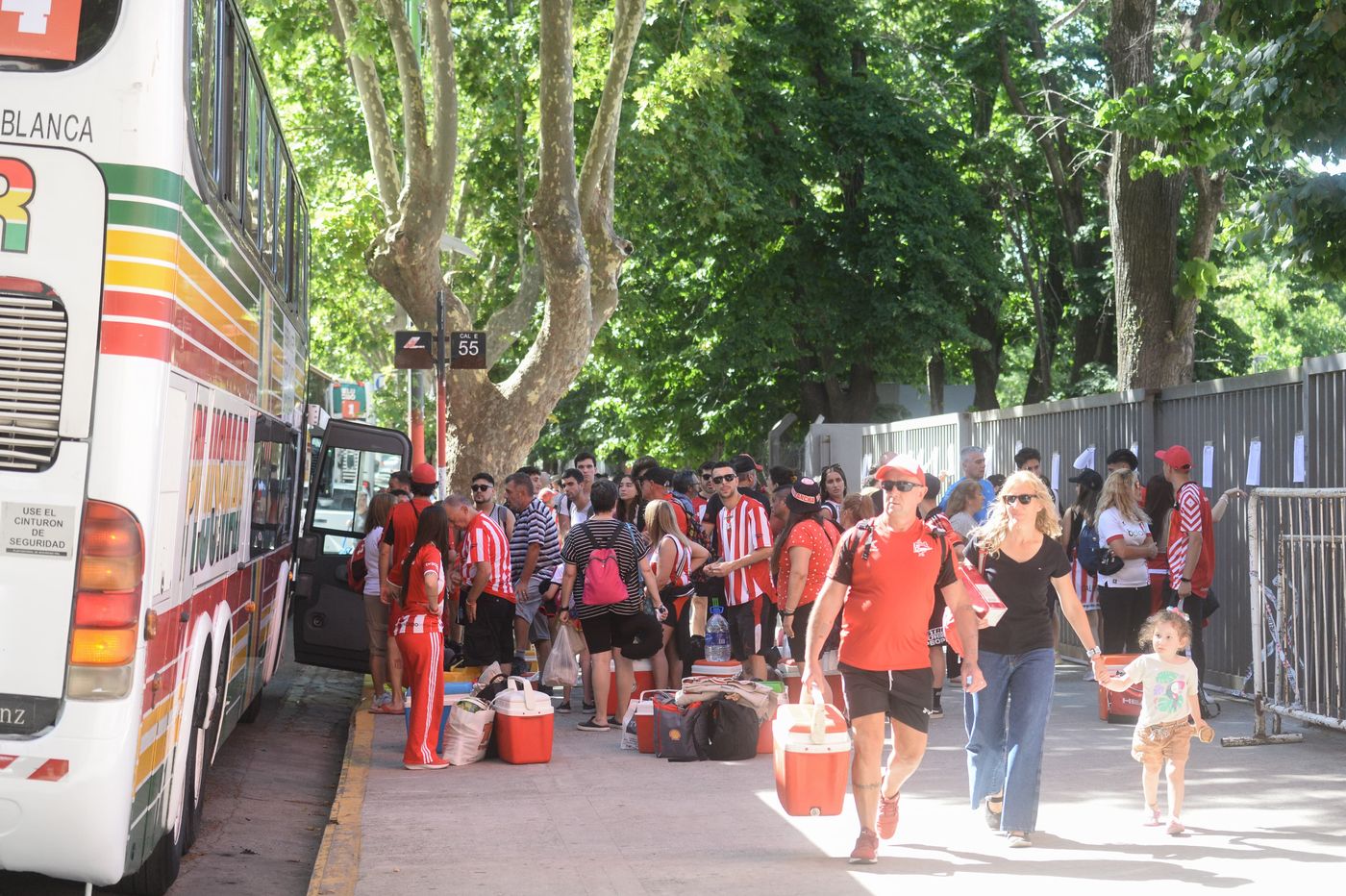 Caravana de micros de Estudiantes al trofeo de campeones en Santiago del Estero (4).jpeg