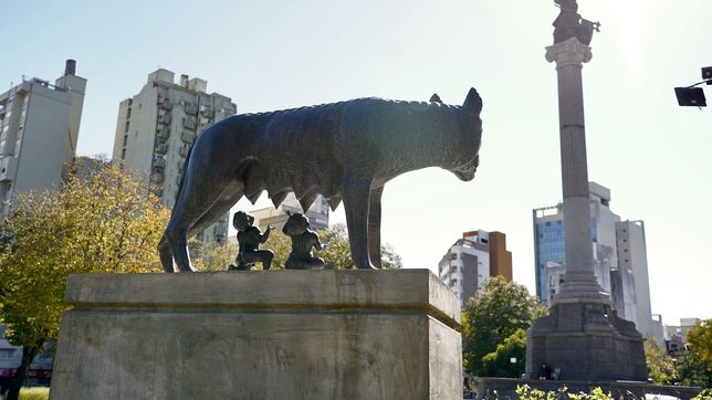 la loba de romulo y remo volvio a lucir completa en plaza italia