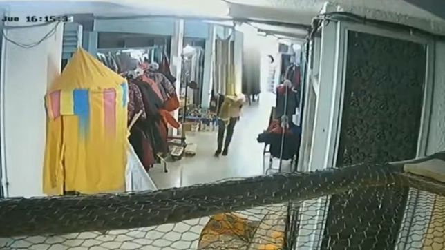 la filmaron robando, la atraparon y respondio: llama a la policia si queres, total salgo