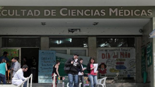 un grillo en la comida que sirven en el buffet de la facultad de medicina causo revuelo en la unlp