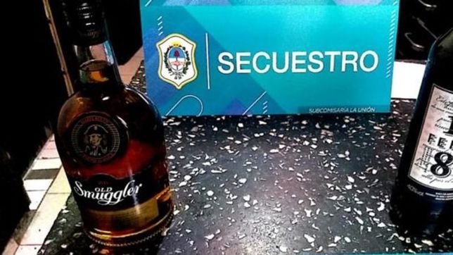 simulo tener un arma, robo dos botellas de alcohol y cayo tras una persecucion