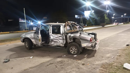 un choque entre una camioneta y un auto casi causa una tragedia en el distribuidor pedro benoit