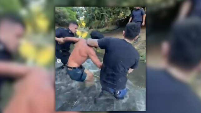 dos policias se arrojaron a un arroyo para capturar a un ladron que habia asaltado un kiosco en 12 y 60