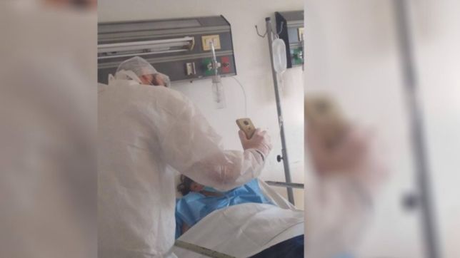 conmovedor gesto de un medico de la plata para que 5 hijos despidan a su mama con covid-19