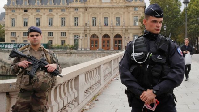 conmocion en paris: hallaron el cuerpo de una nena de 12 anos adentro de una valija