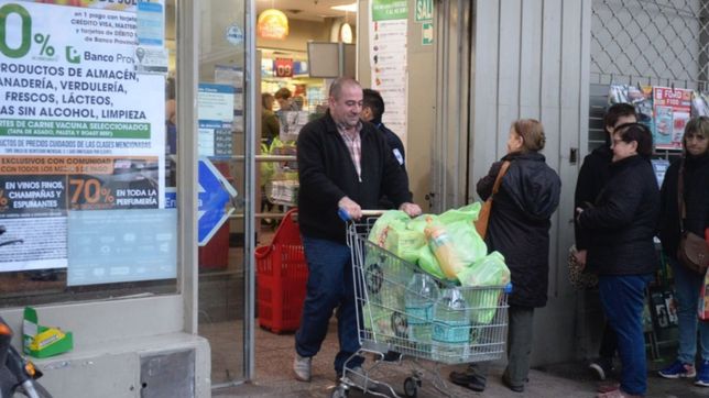 estallo el supermiercoles con filas y problemas en los supermercados adheridos en la plata