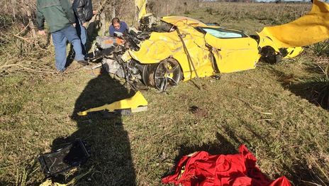 Una Ferrari despistó y chocó en un campo ubicado a pocos kilómetros de La Plata y terminó destruida