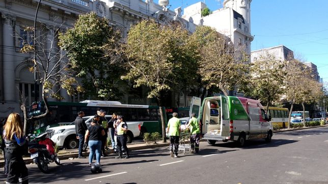 un auto freno de golpe y una motociclista lo choco en plena avenida 7