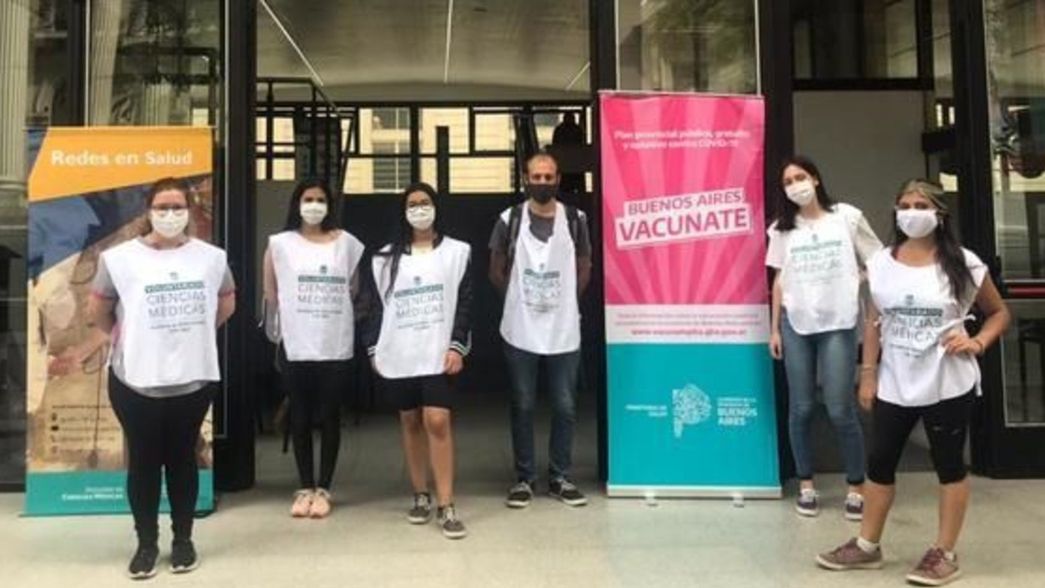 Voluntarios de la UNLP colaboran con la inscripción para acceder al Plan de Vacunación