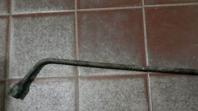 le dieron un sandwich y volvio con una barreta para robarles