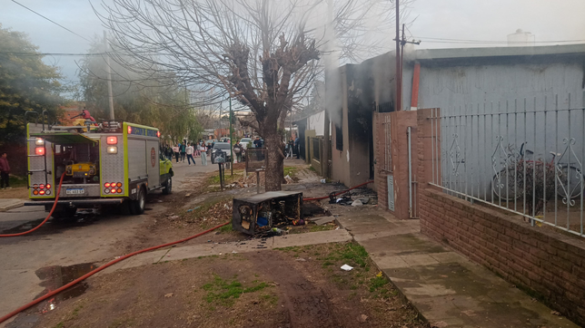 un gato murio en medio de un incendio que arraso con una casa en altos de san lorenzo