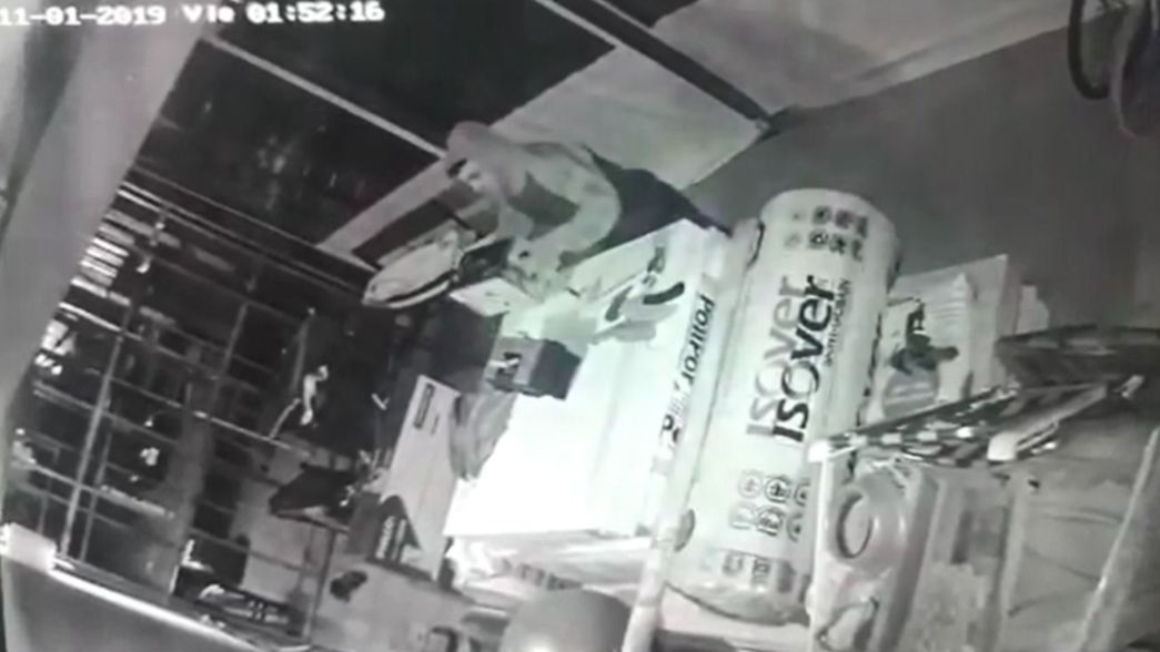 VIDEO: De madrugada, se metieron en una obra en construcción y escaparon con herramientas