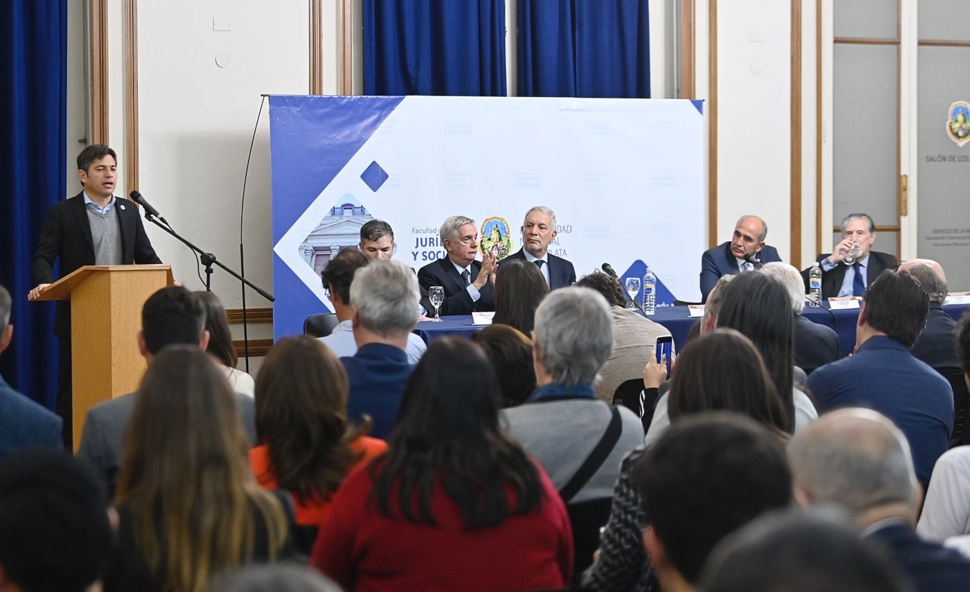 Axel Kicillof y Julio Alak participaron de un acto en la UNLP que homenajeó a los jueces del juicio a las juntas