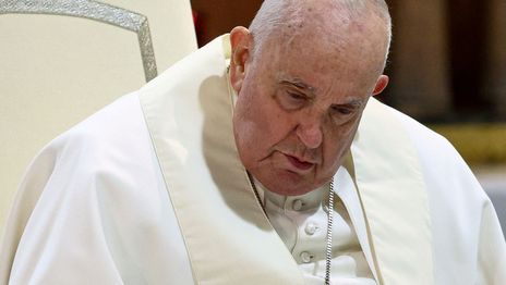 El papa Francisco fue internado en Roma por un cuadro de bronquitis