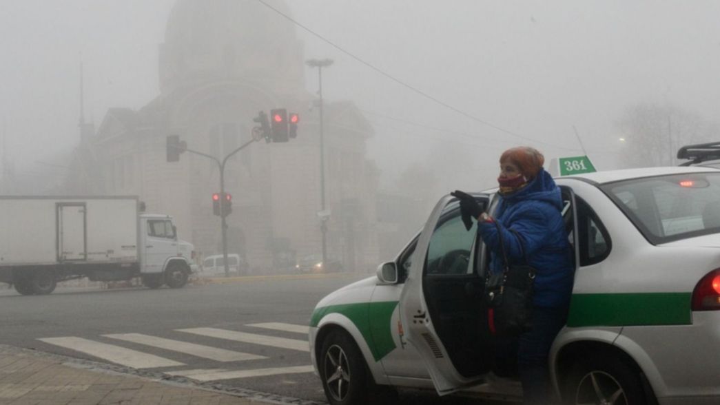 Sigue la niebla y advierten que vuelve la ola de frío a La Plata