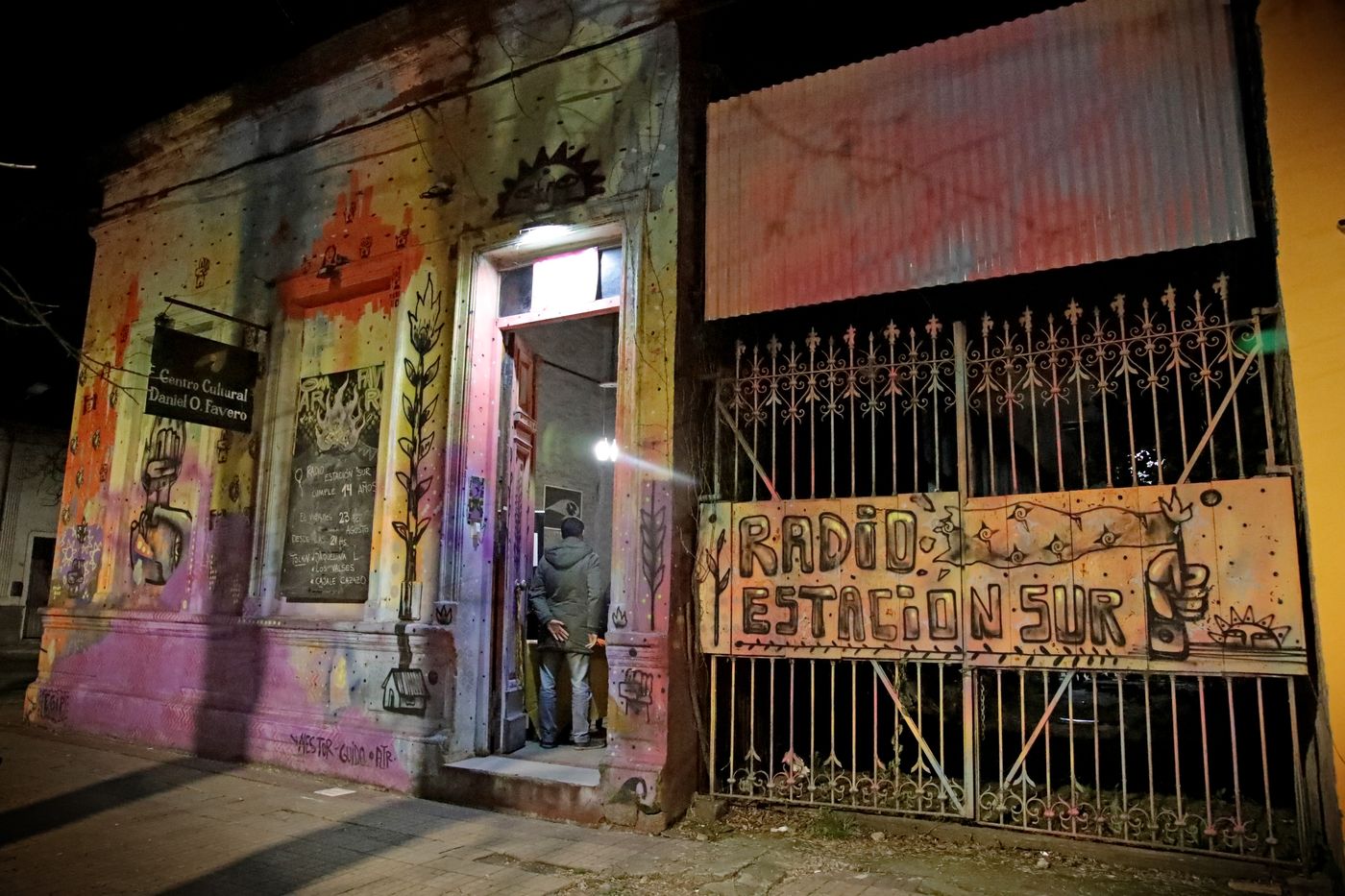 A mediados de 2012 Radio Estación Sur trasladó sus estudios al Centro Cultural Daniel Omar Favero, en el corazón del Barrio Hipódromo