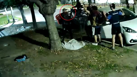 Motochorros se disfrazaron de repartidores para asaltar a un grupo de chicos que salían de jugar al fútbol Motochorros se disfrazaron de repartidores para asaltar a un grupo de chicos que salían de jugar al fútbol