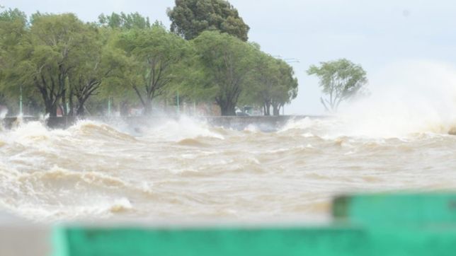 tension en punta lara: estaban pescando, el rio crecio de golpe y casi se ahogan