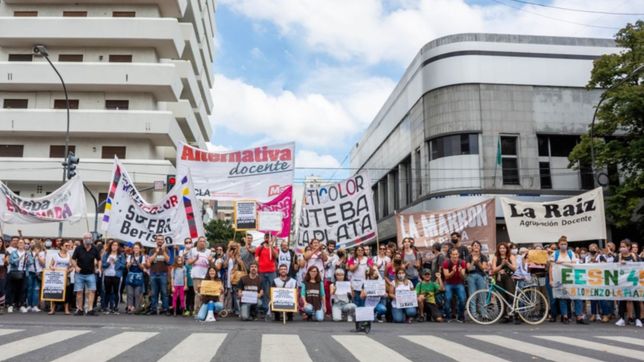 docentes marcharon en la plata contra la finalizacion del programa +atr