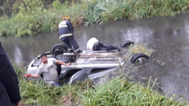 un operario de aesa volco en un zanjon y fue rescatado por un policia, pero esta grave