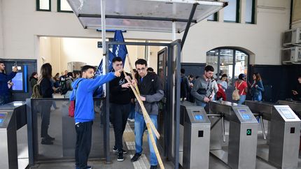 Estudiantes coparon la Estación para movilizarse a la Marcha Federal Universitaria