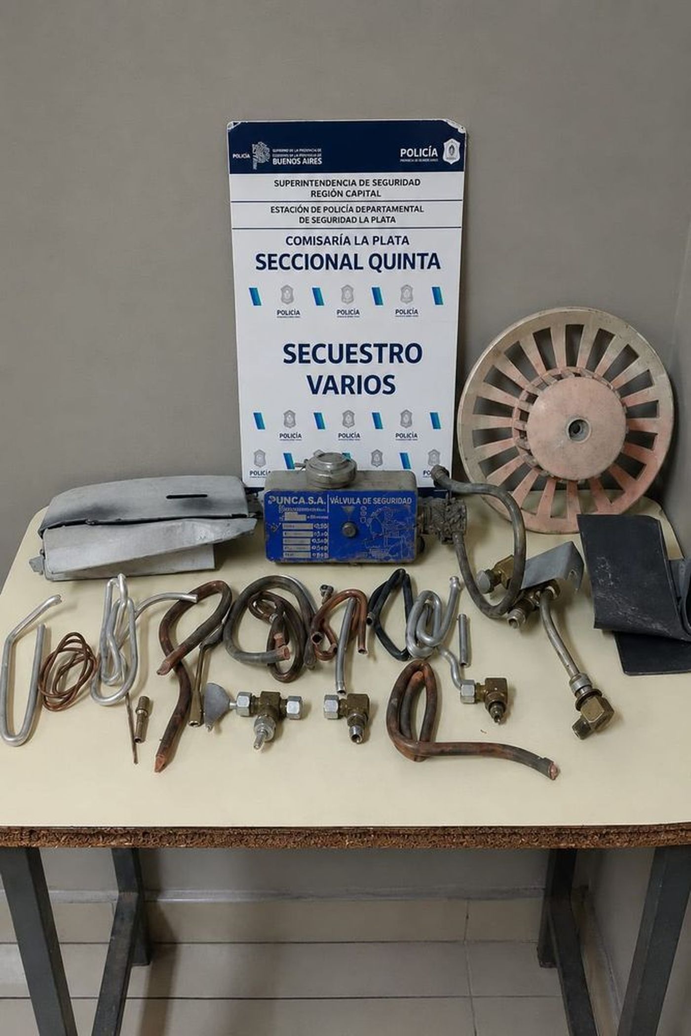 Los objetos que encontraron dentro de la mochila del joven