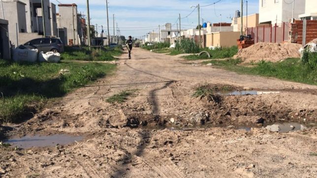 vecinos de olmos piden asfalto urgente porque se llenan de barro cuando llueve