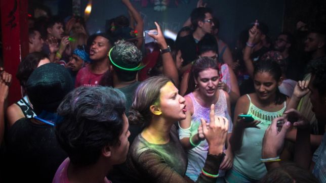 en plena segunda ola, frenaron una fiesta clandestina con 200 personas en la plata