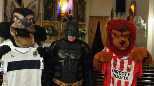 cuidemos el futbol: el mensaje de paz de batman solidario antes del clasico platense