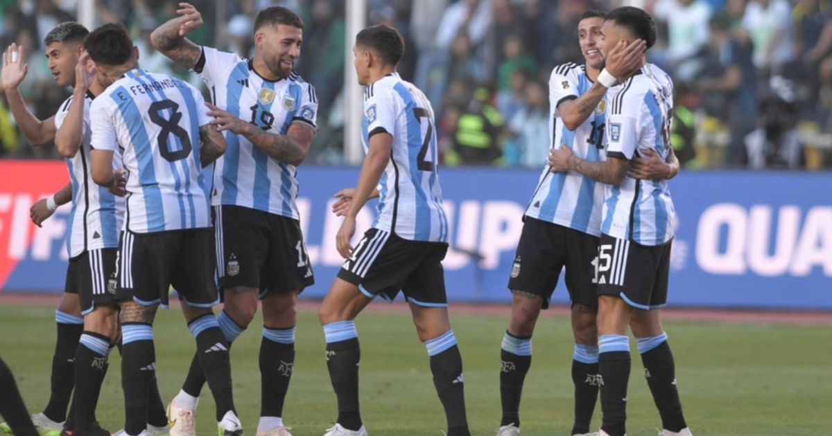 Argentina le ganó 3 a 0 a Bolivia en la altura de La Paz y lidera la