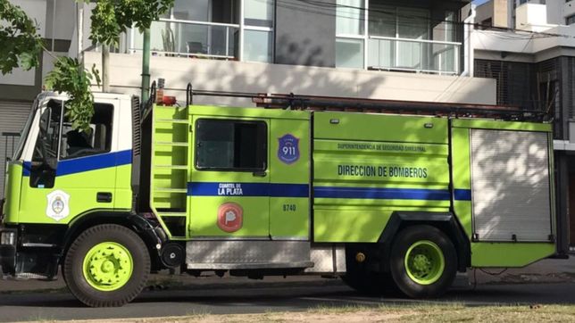 vecinos evacuados y tension por un incendio en un edificio de la plata