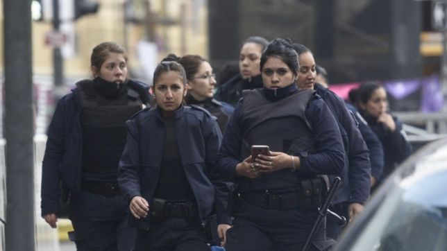 la provincia le dara un bono a las policias que participaron del encuentro feminista en la plata