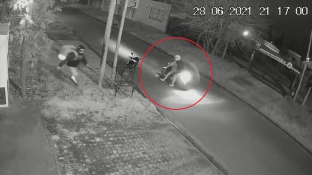 video: sorprendieron a un repartidor tras entregar un pedido en la plata y le robaron