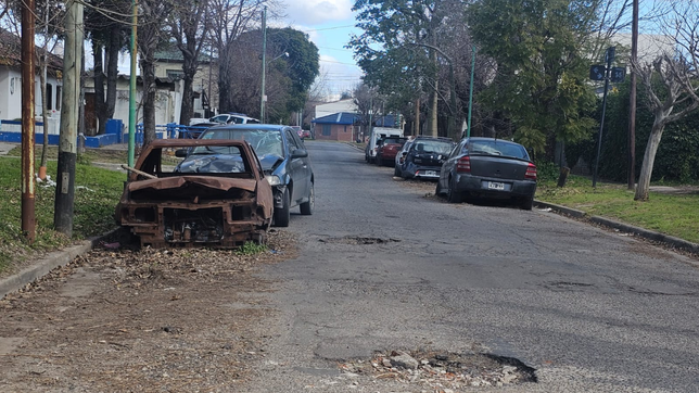 vecinos de tolosa denuncian un cementerio de autos que obstruye el paso y genera basura en la zona