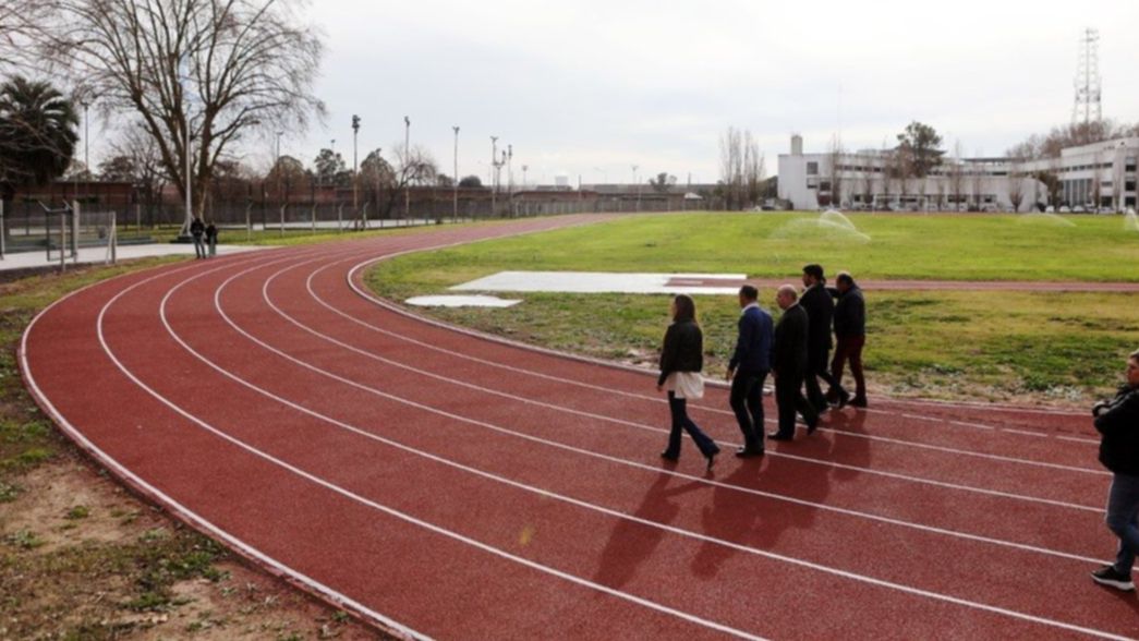 El Campo de Deportes de la UNLP tiene una nueva pista de atletismo sintética