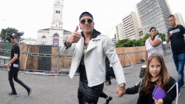 la emotiva imagen de la hija de el polaco en el escenario de plaza moreno