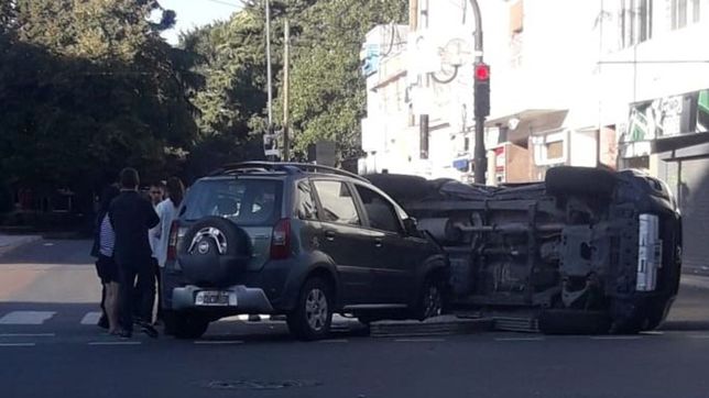 espectacular choque y vuelco en pleno centro de la plata