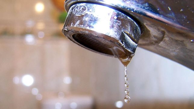 vecinos de villa castells estallaron de bronca contra absa por la falta de agua