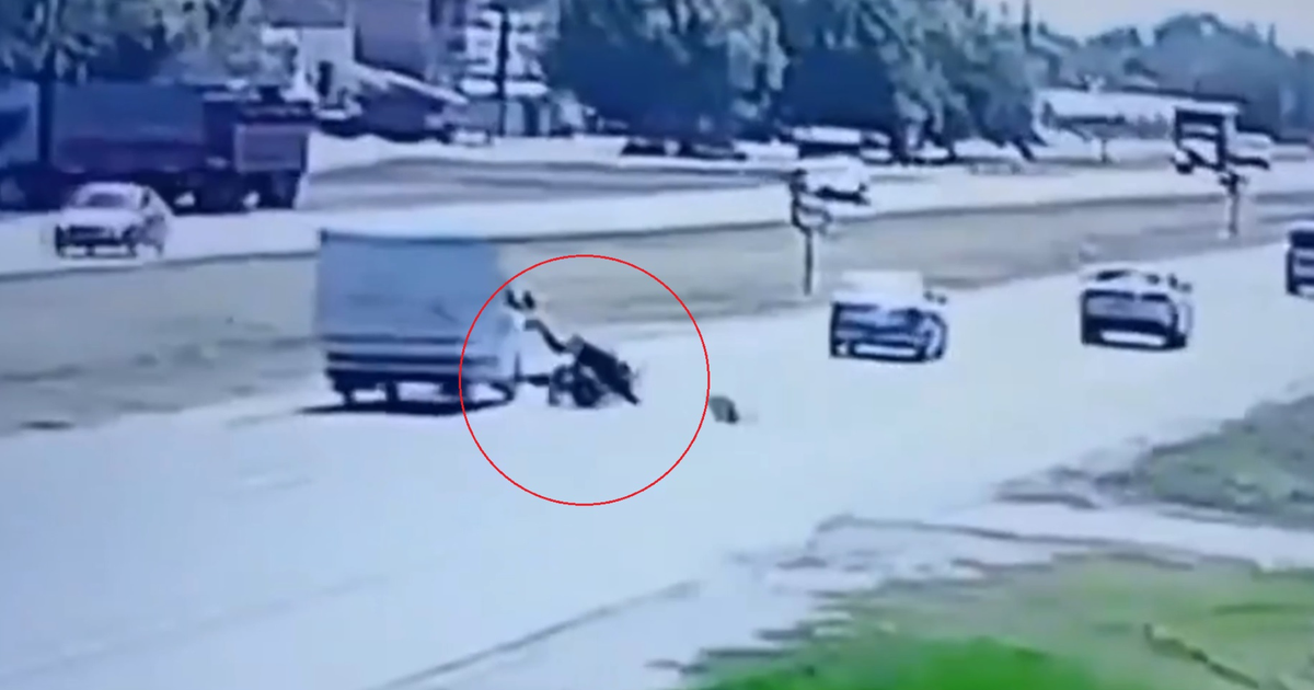 Video: en medio de un brutal choque en Ruta 2, un motociclista salió volando y resultó gravemente herido