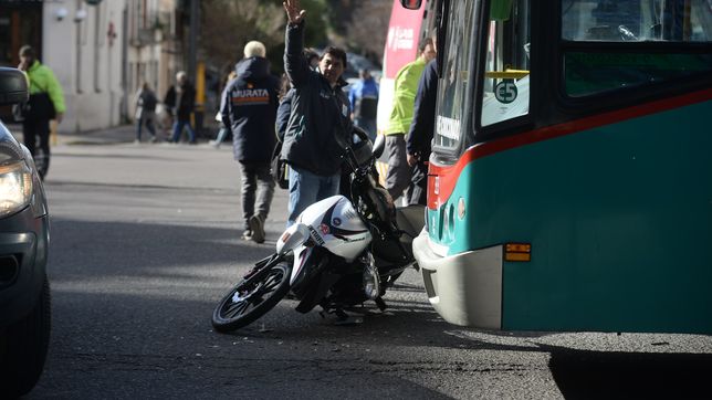 un micro embistio a una moto en la esquina de 12 y 50: el semaforo no funcionaba