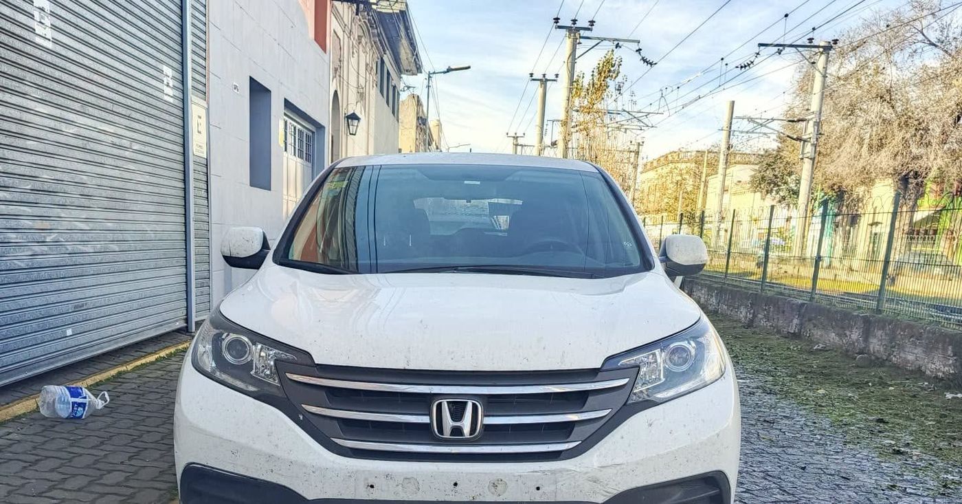 El vehículo estacionado en Tolosa del que, según la investigación, fueron sustraídos los objetos recuperados durante el operativo