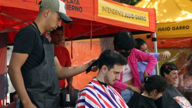 testeos de hiv, cortes de pelo y atencion veterinaria: barrio x barrio paso por castells
