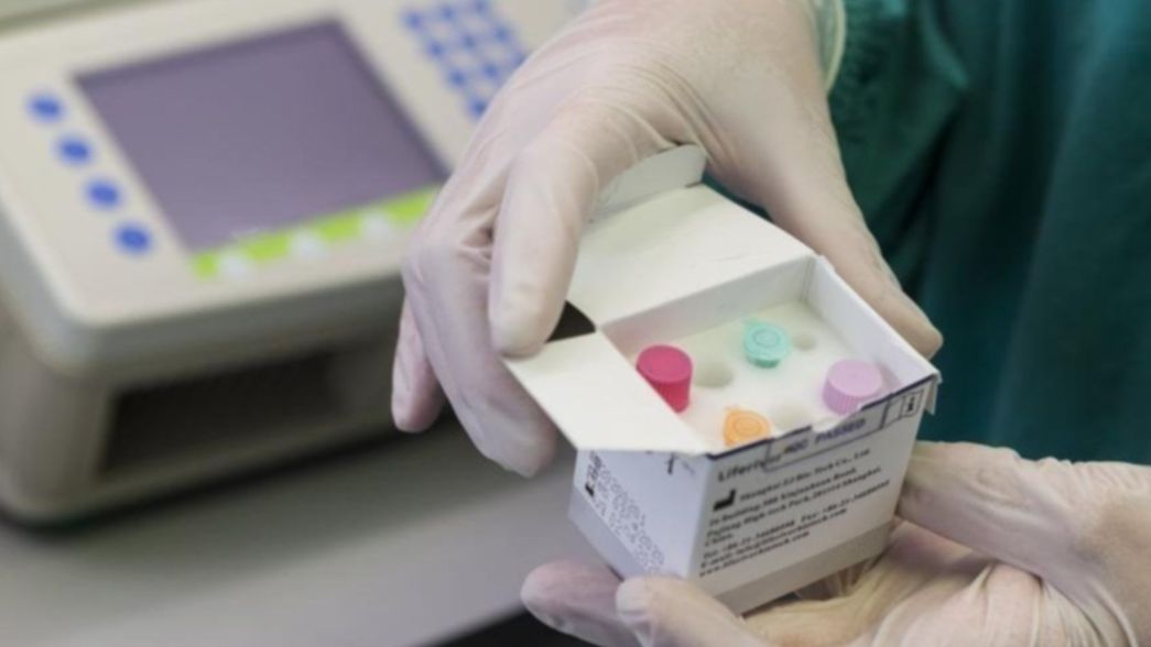 Fabricantes de vacunas administran las primeras inyecciones contra el coronavirus