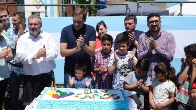 desfile, torta y shows musicales: garro encabezo el festejo por los 26 anos de san carlos