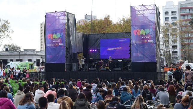 el festival flap! arranco con una multitud en plaza malvinas